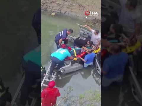 Aydın'da yoldan çıkan otomobil kanala uçtu: Yaralılar aracın tavanı kesilerek kurtarıldı