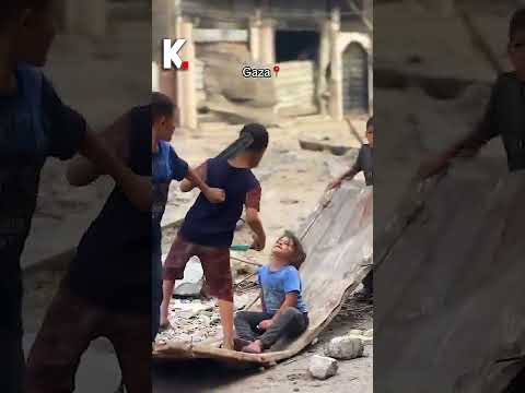 Gazze’de çocuklar, yıkımı bir anlığına unutmak için basit imkânlarla kendi eğlencelerini yaratıyor.